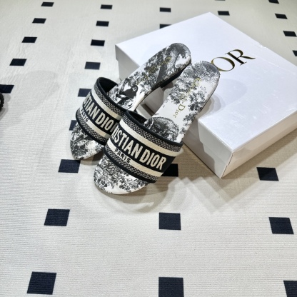 D style Embroidered flat slippers