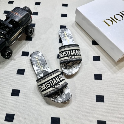 D style Embroidered flat slippers