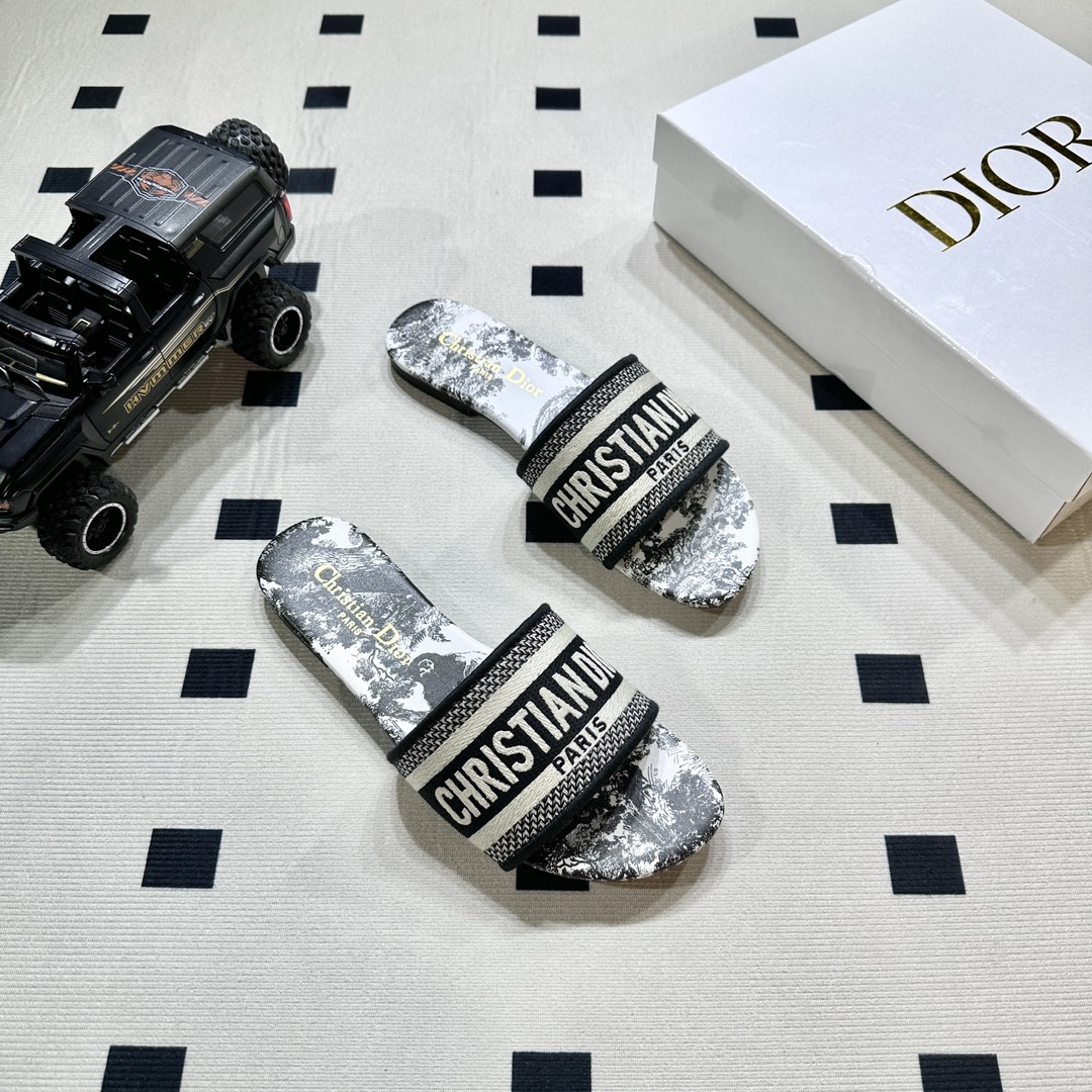 D style Embroidered flat slippers