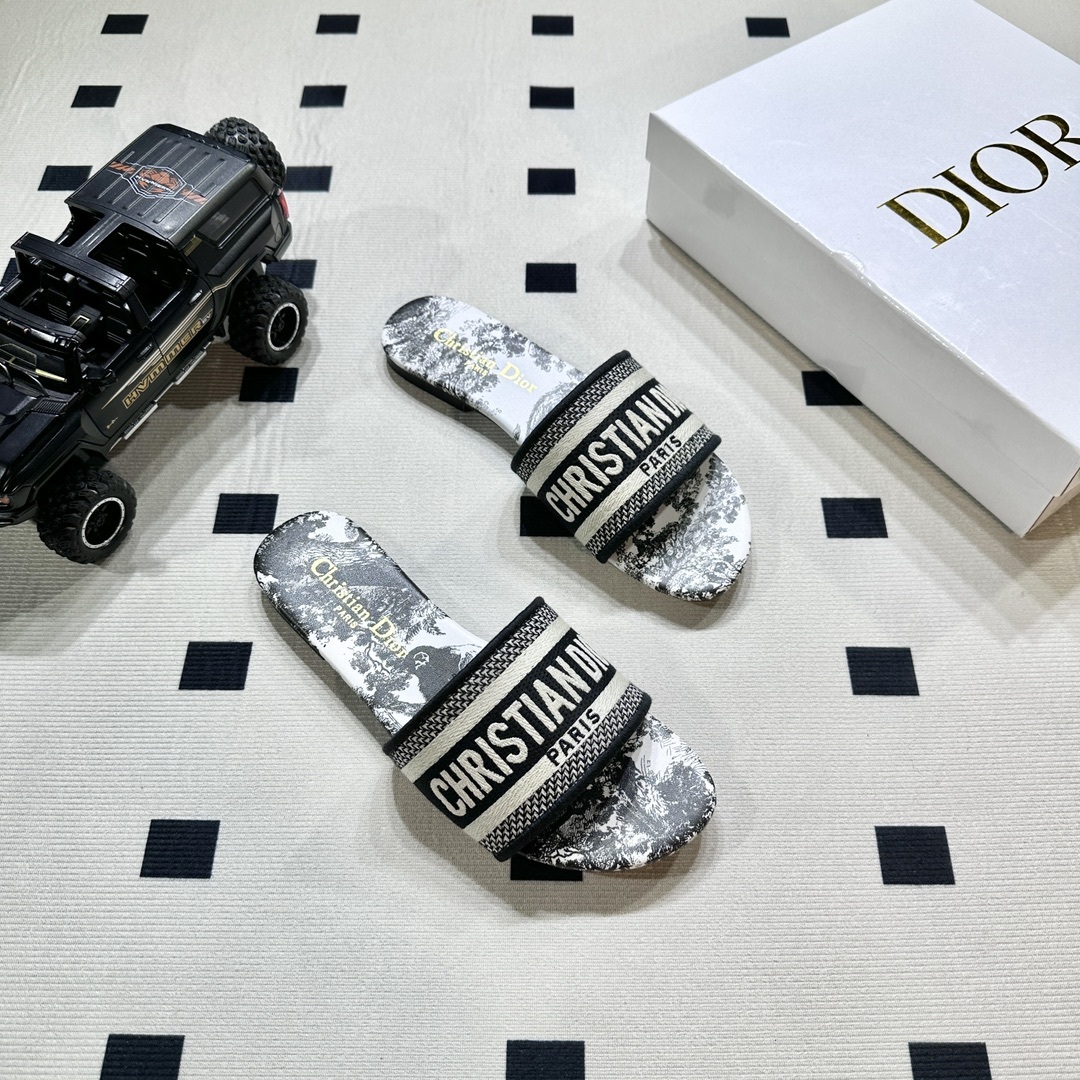 D style Embroidered flat slippers