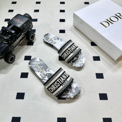 D style Embroidered flat slippers