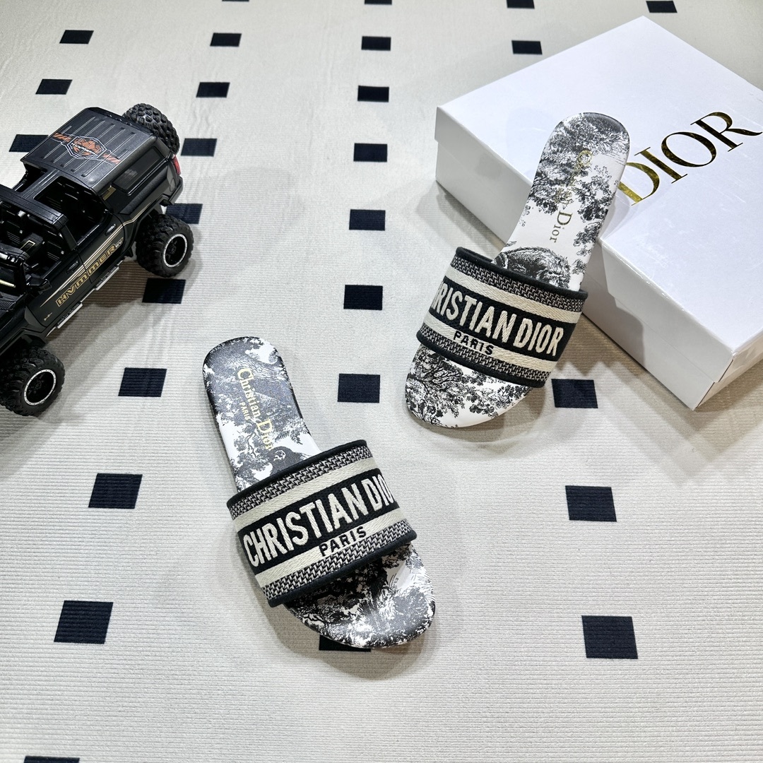 D style Embroidered flat slippers