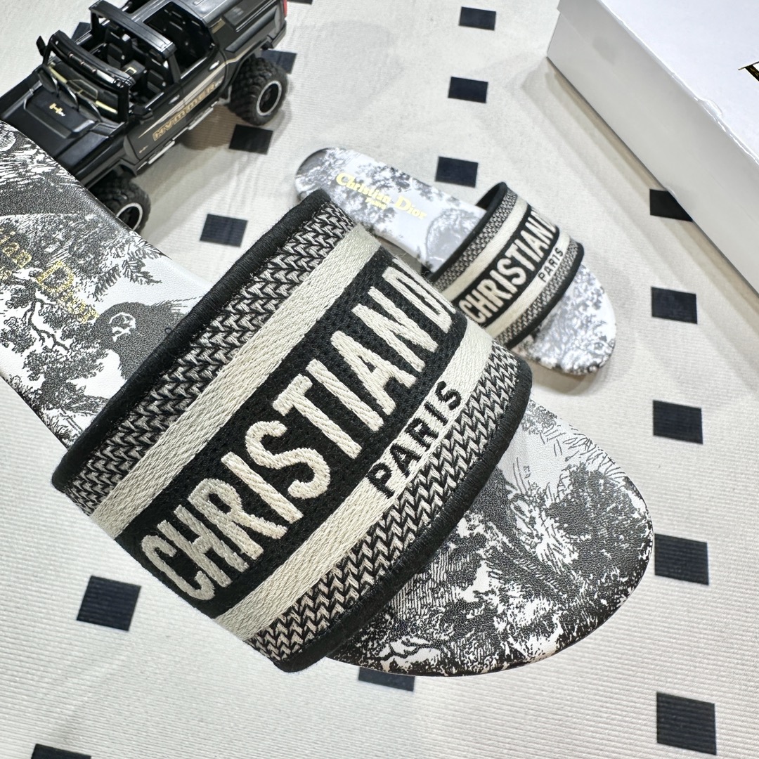 D style Embroidered flat slippers