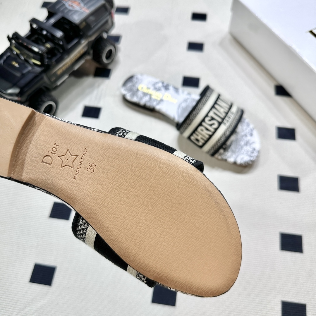 D style Embroidered flat slippers