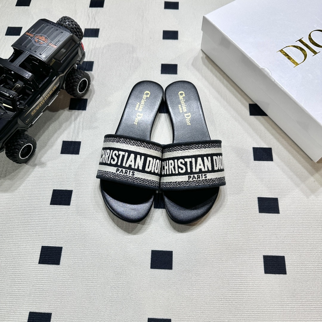 D style Embroidered flat slippers