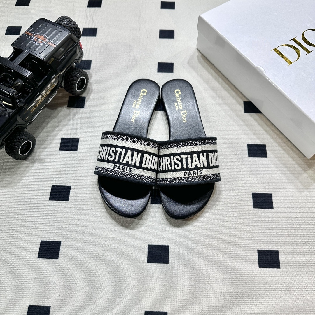 D style Embroidered flat slippers