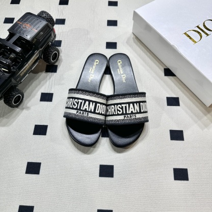 D style Embroidered flat slippers