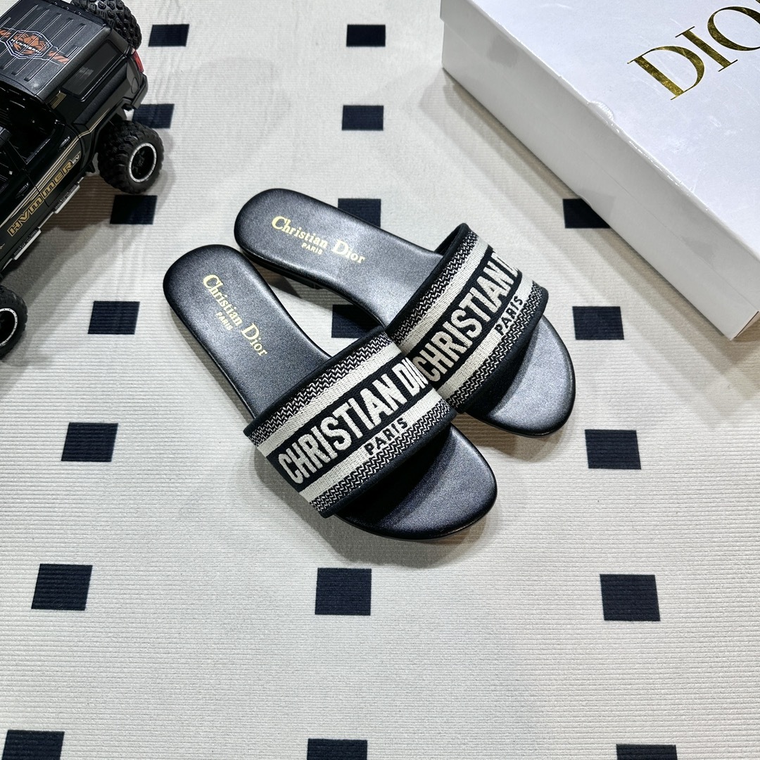 D style Embroidered flat slippers