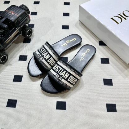 D style Embroidered flat slippers