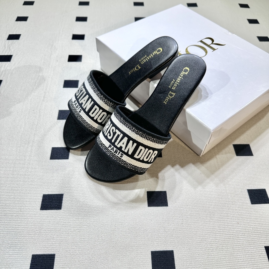 D style Embroidered flat slippers