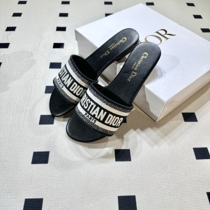 D style Embroidered flat slippers