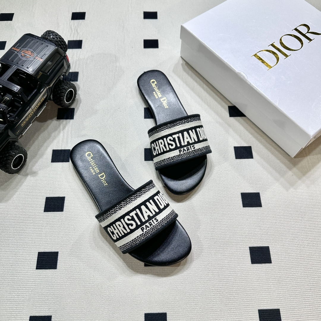 D style Embroidered flat slippers