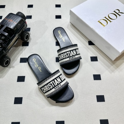 D style Embroidered flat slippers