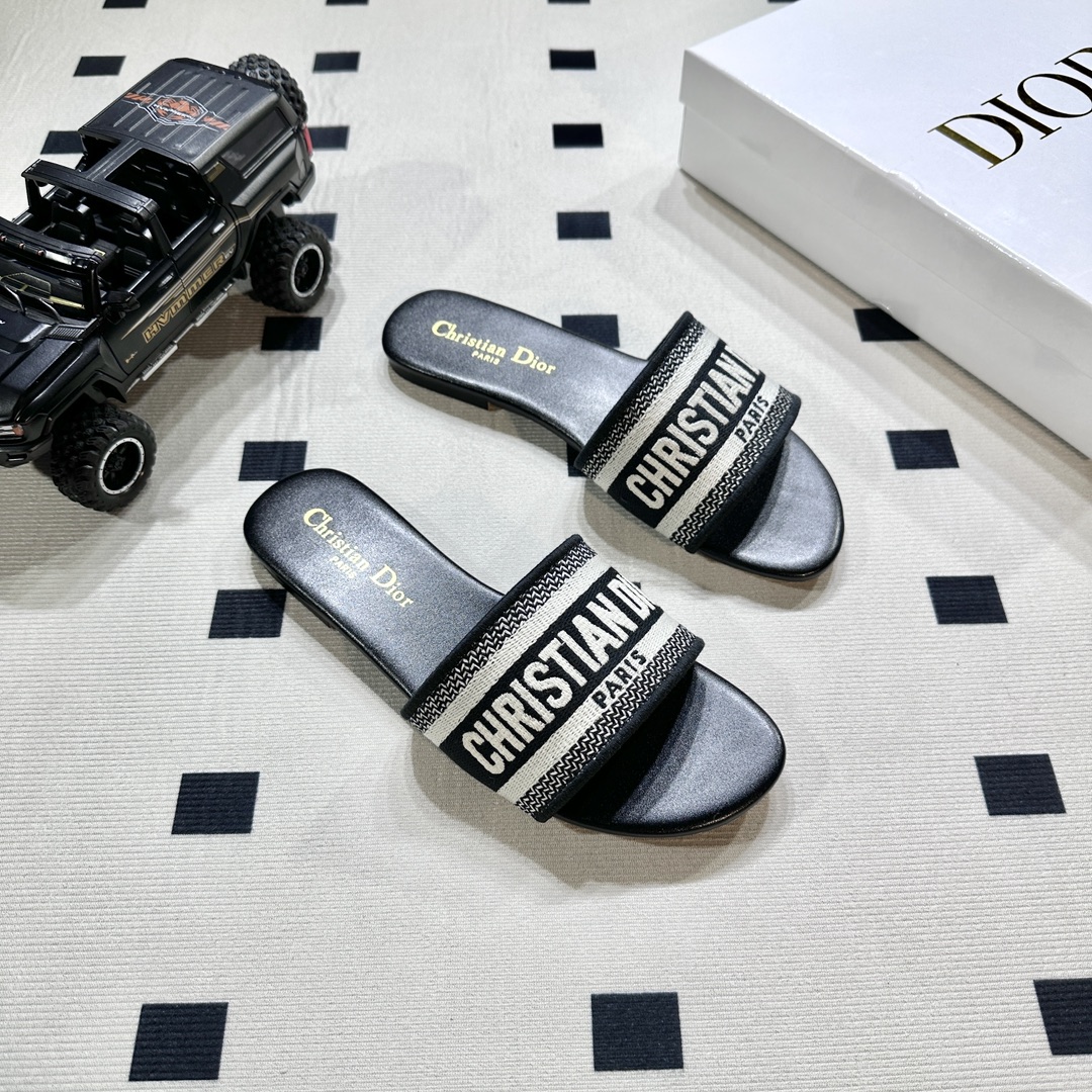 D style Embroidered flat slippers