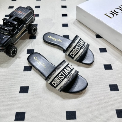 D style Embroidered flat slippers