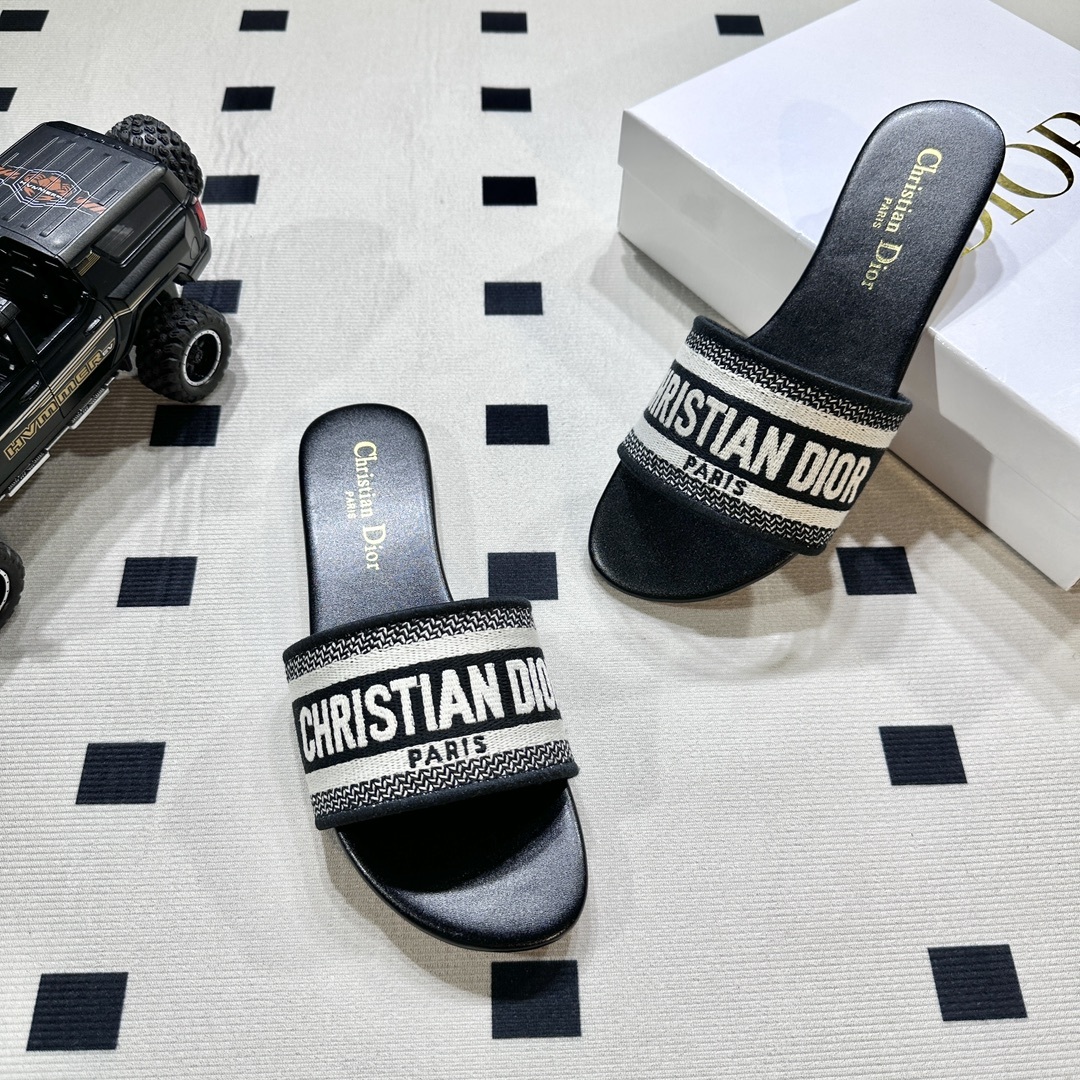 D style Embroidered flat slippers