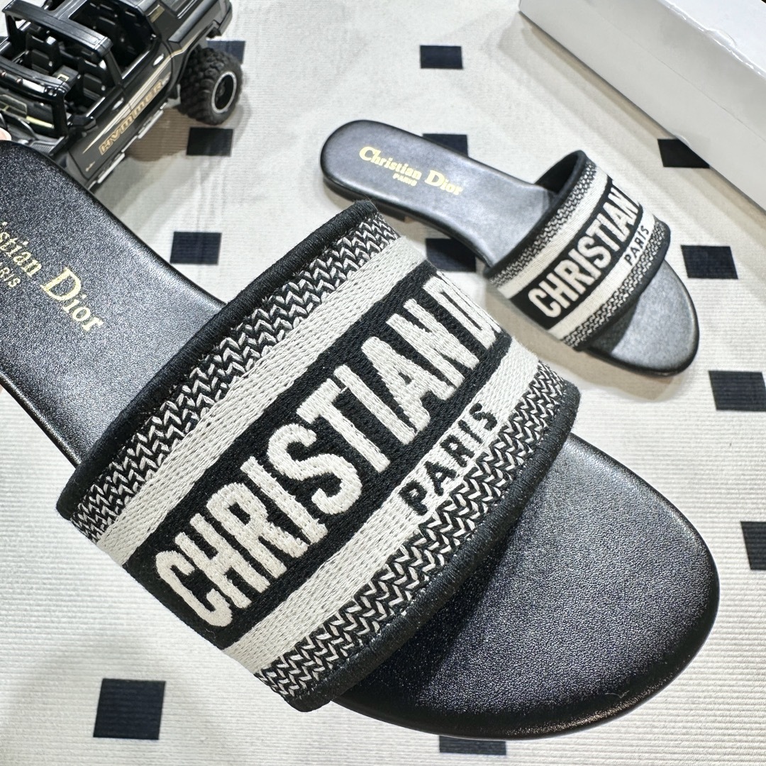 D style Embroidered flat slippers