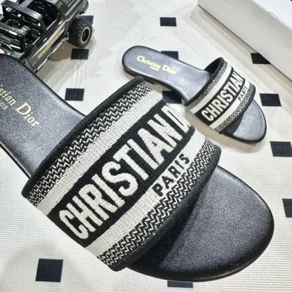 D style Embroidered flat slippers