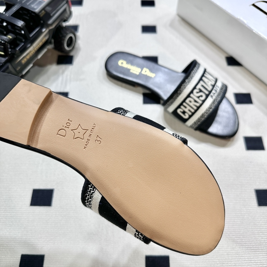 D style Embroidered flat slippers