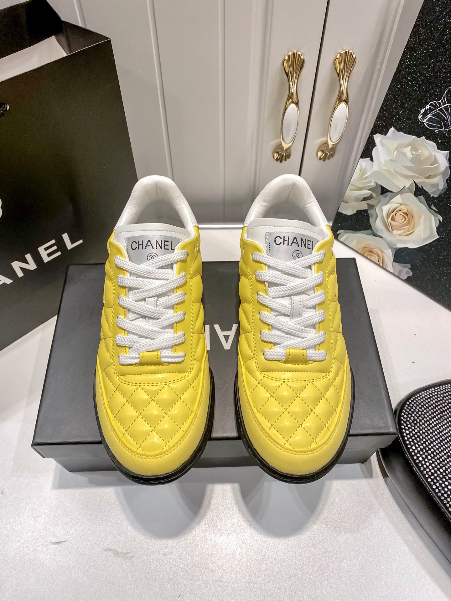 C style Round toe diamond pattern white shoes Casual shoes