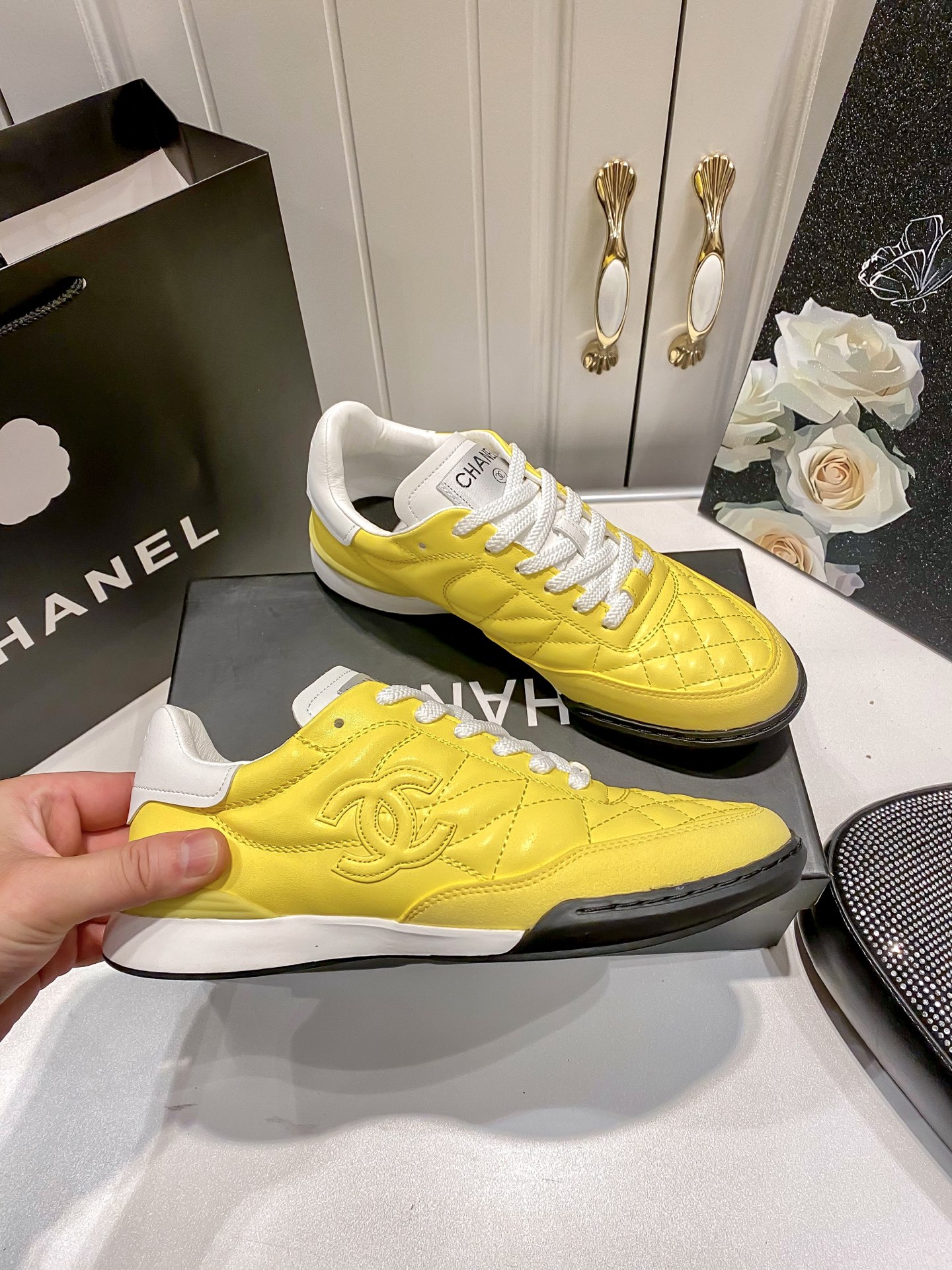 C style Round toe diamond pattern white shoes Casual shoes