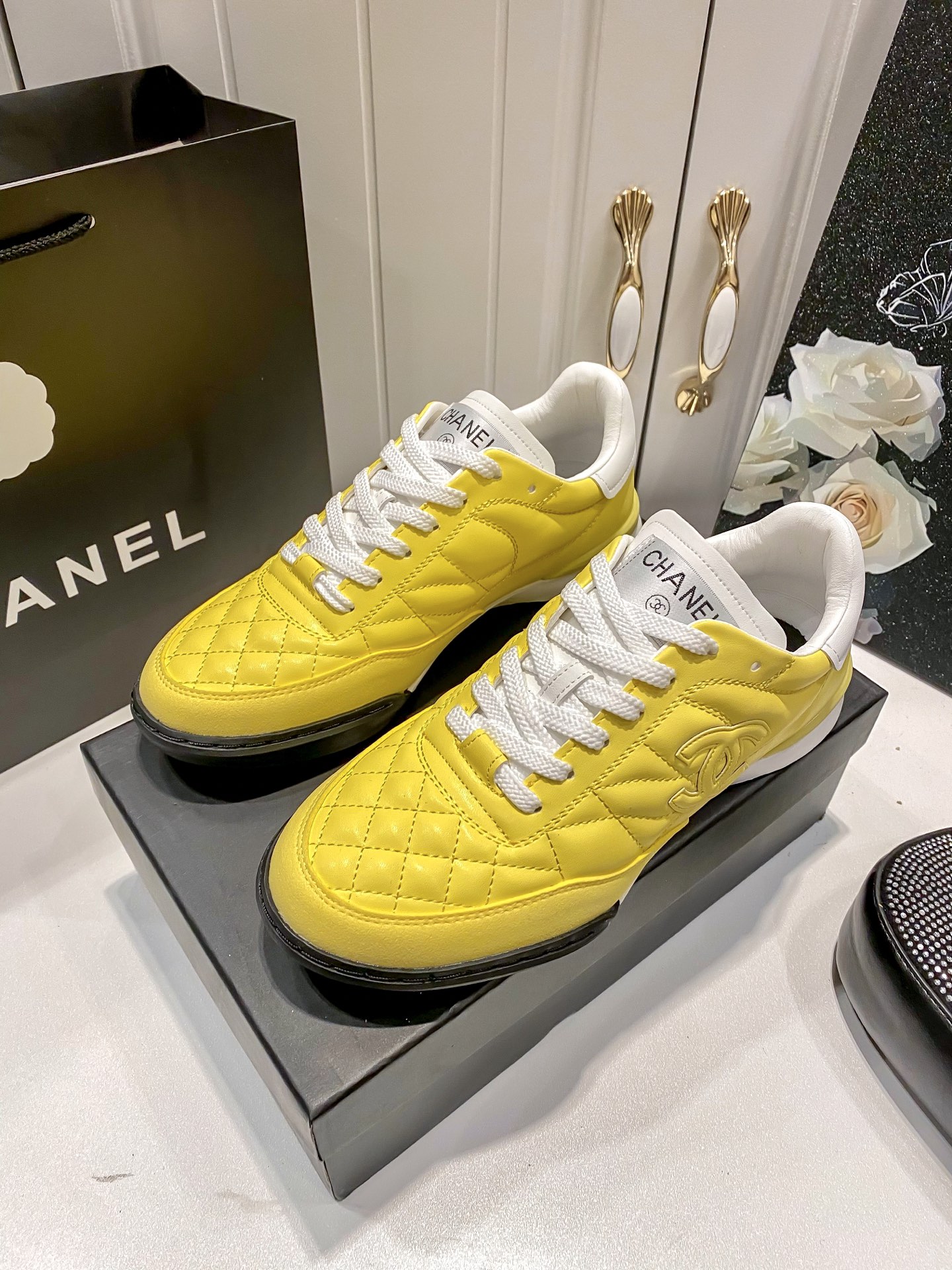 C style Round toe diamond pattern white shoes Casual shoes