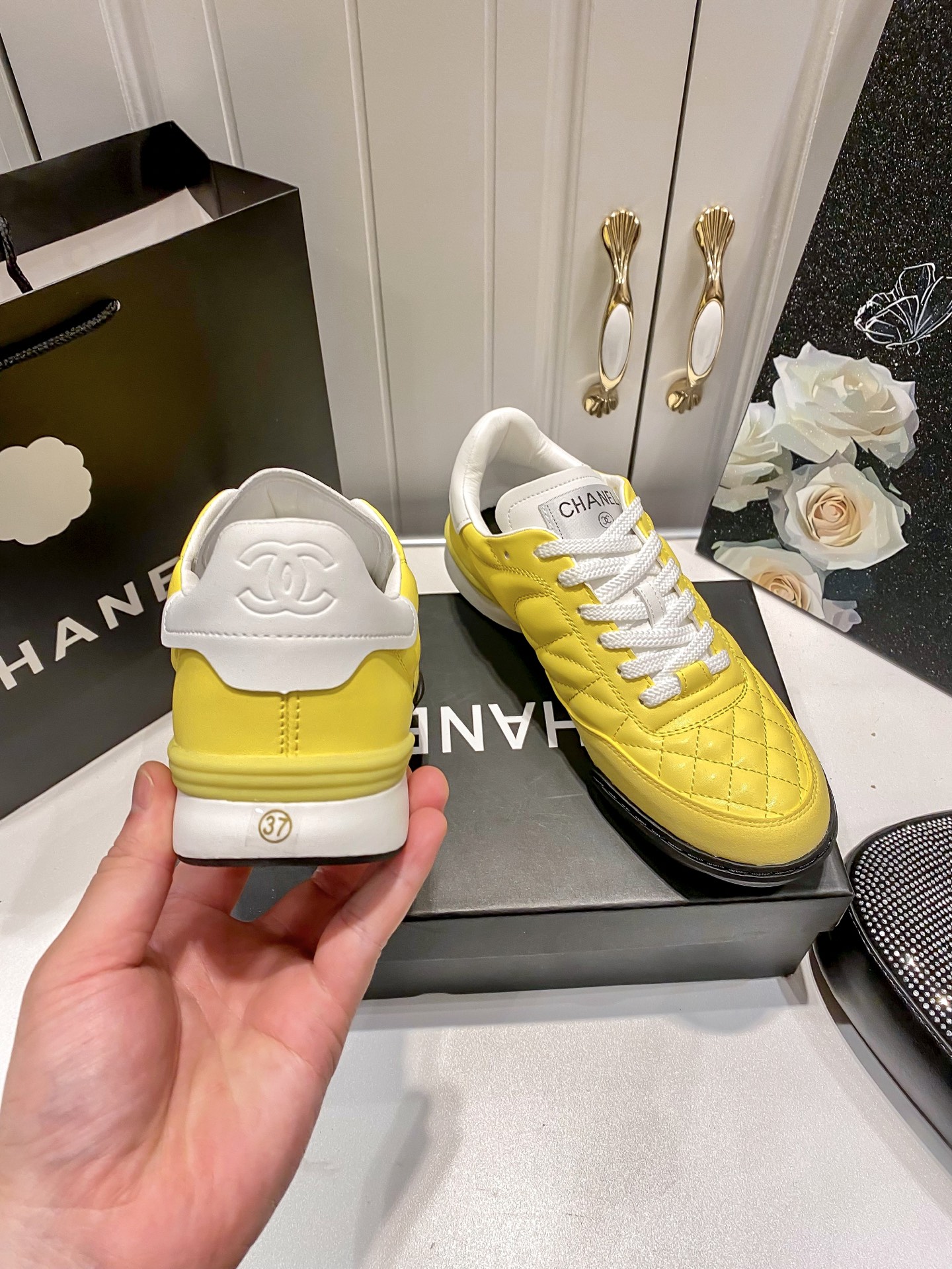 C style Round toe diamond pattern white shoes Casual shoes