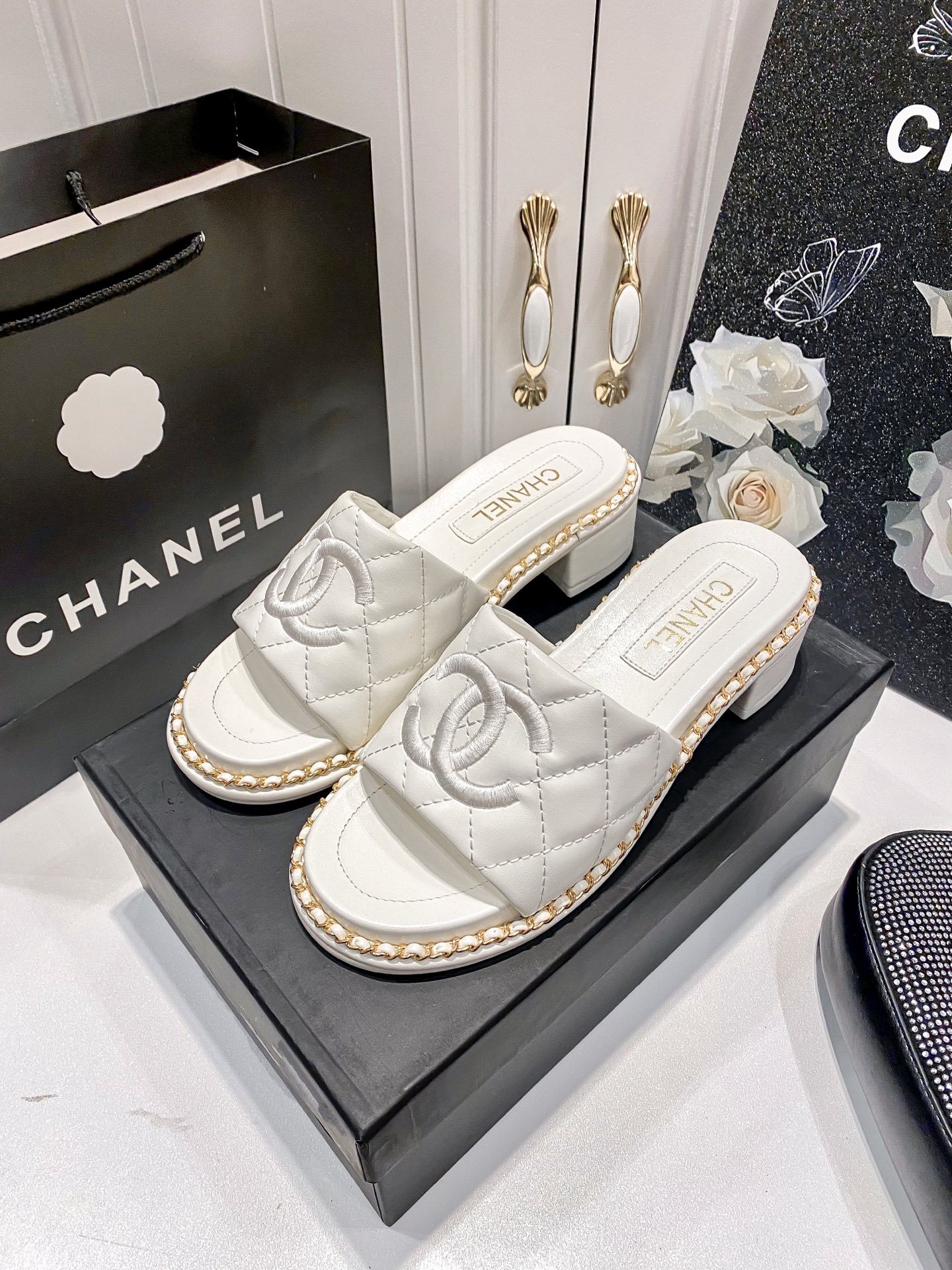 C style Chain block heel slippers