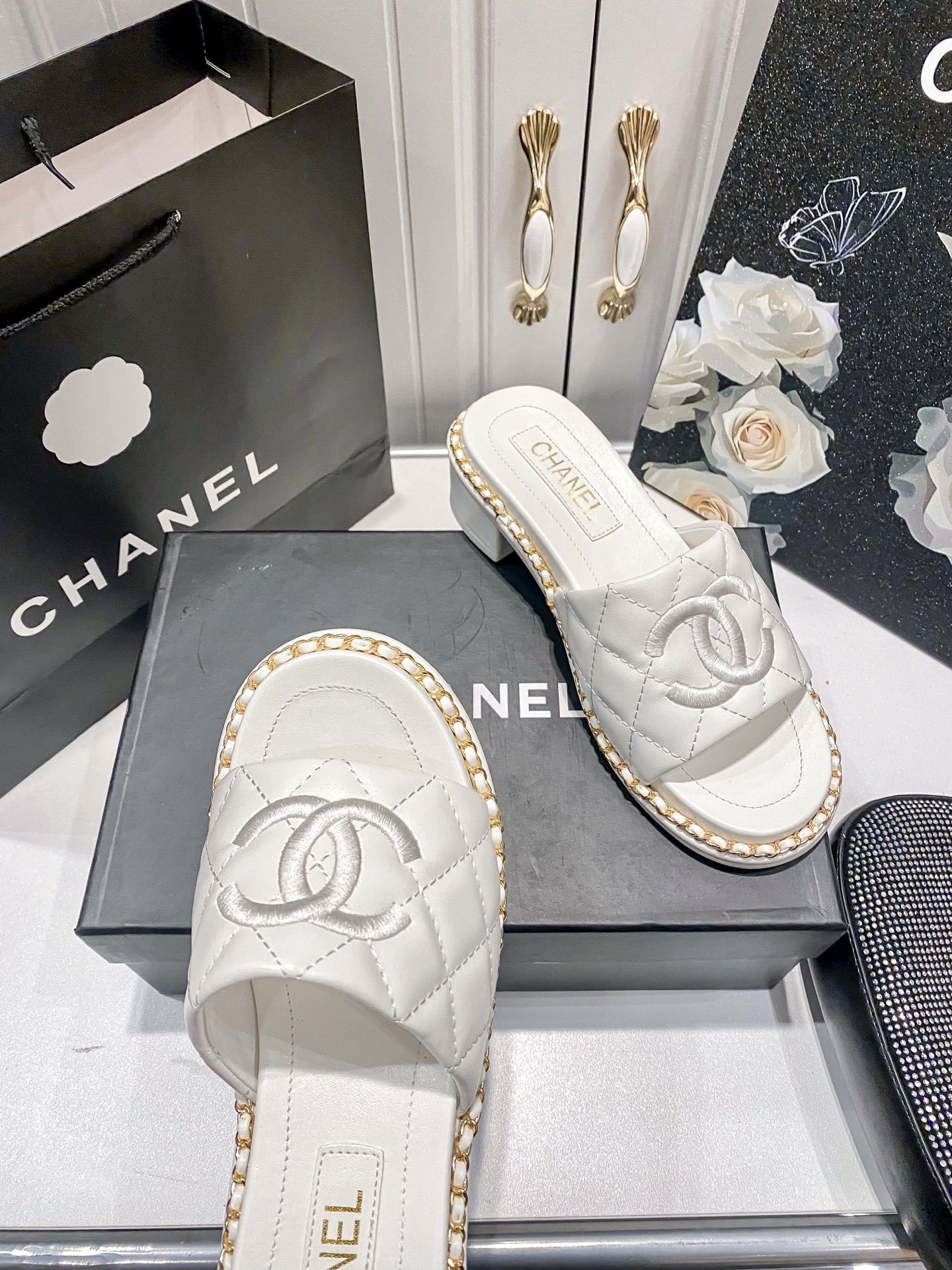 C style Chain block heel slippers