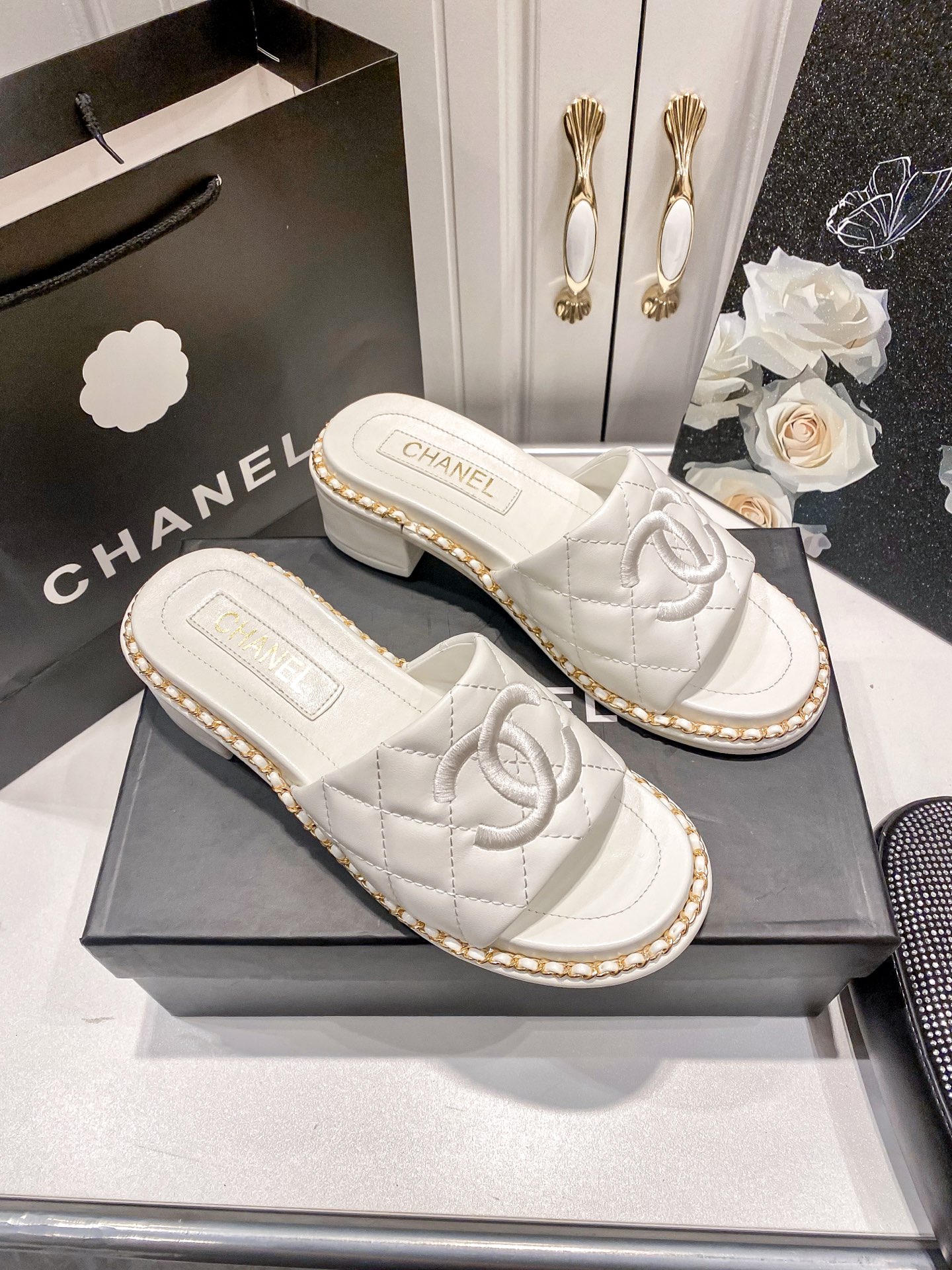 C style Chain block heel slippers