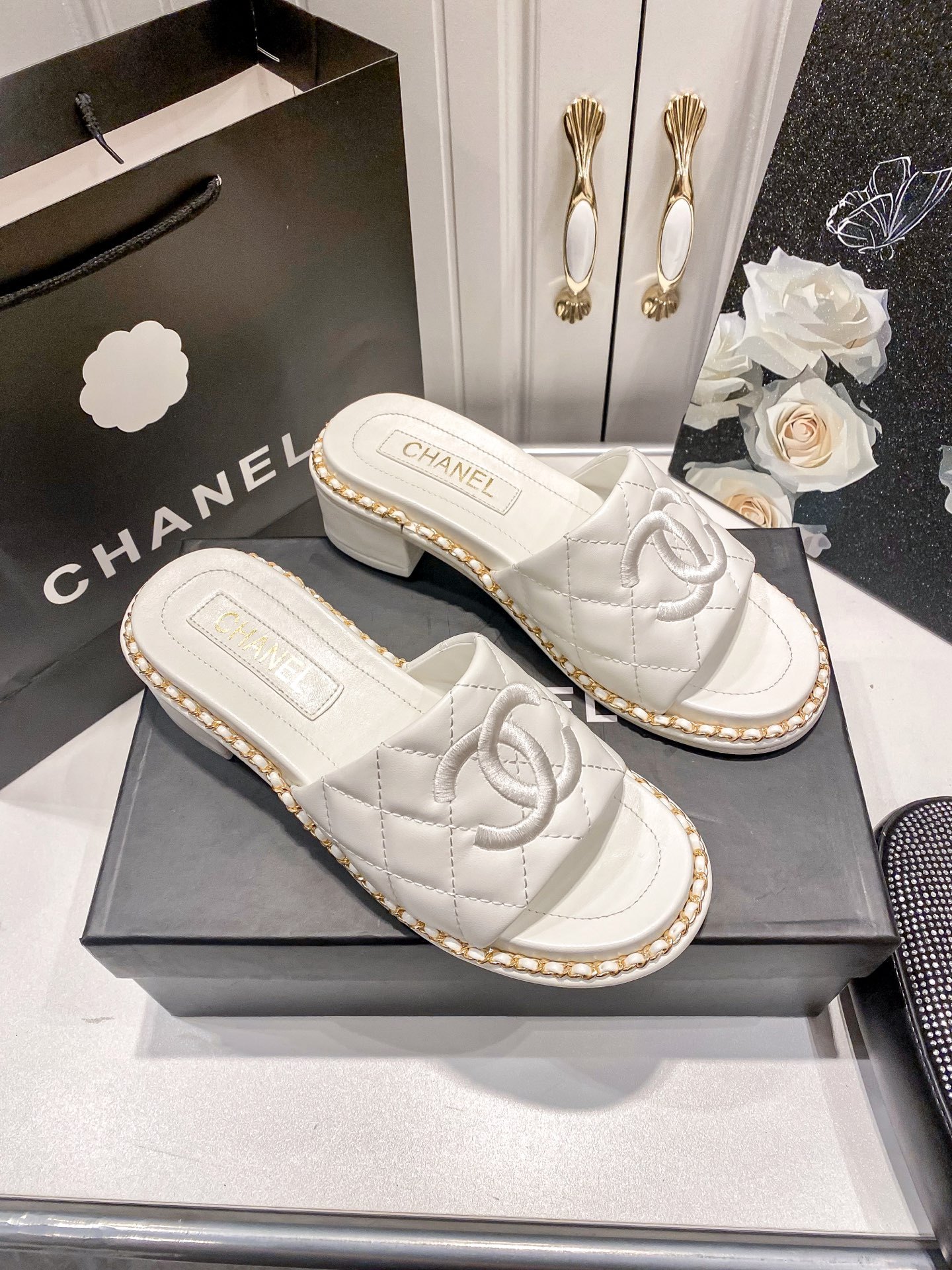 C style Chain block heel slippers