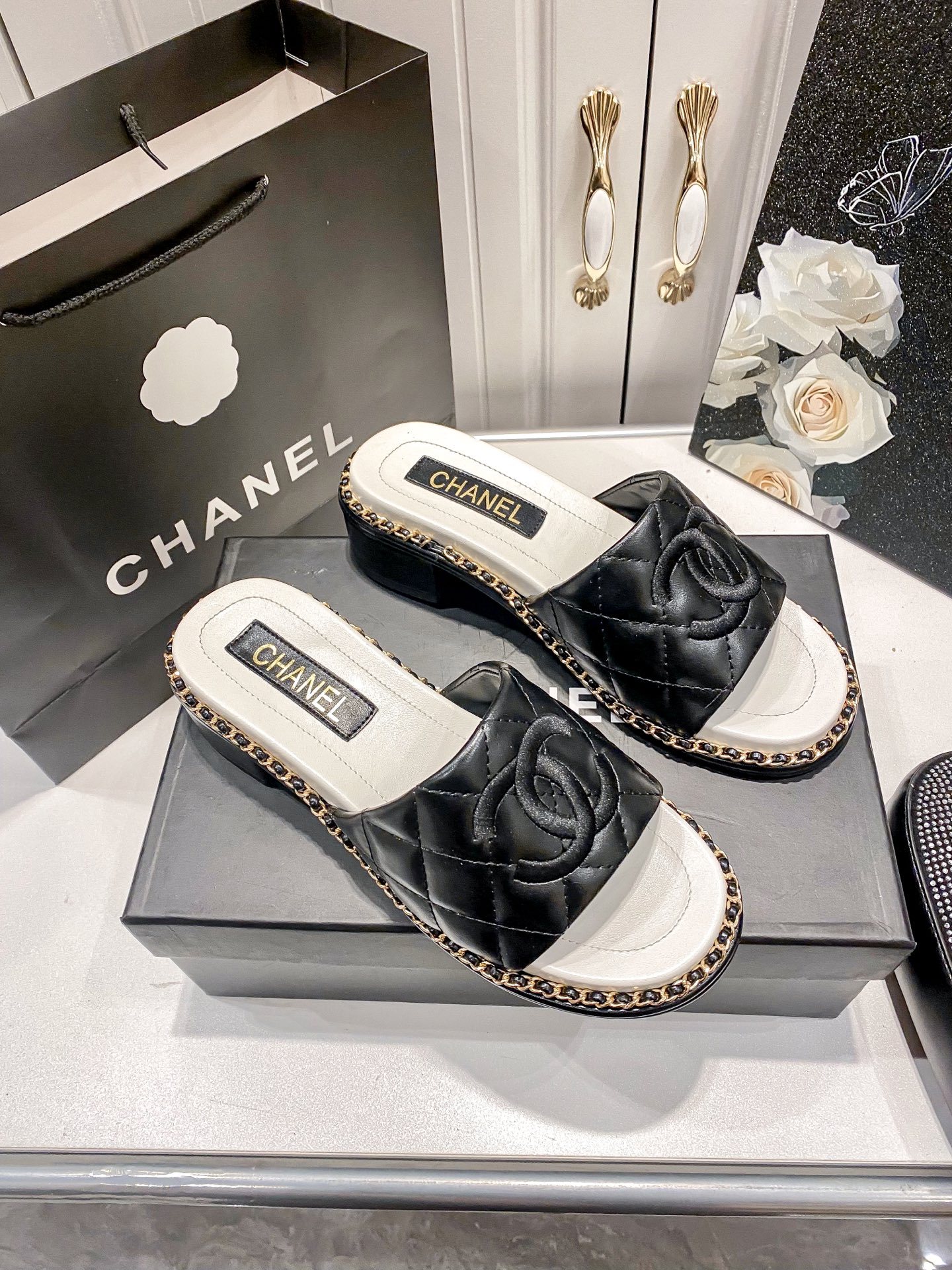 C style Chain block heel slippers