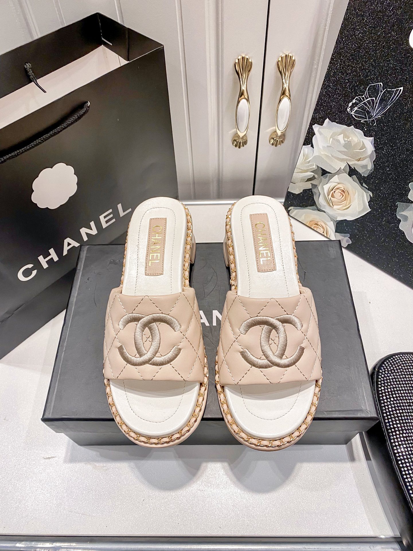 C style Chain block heel slippers
