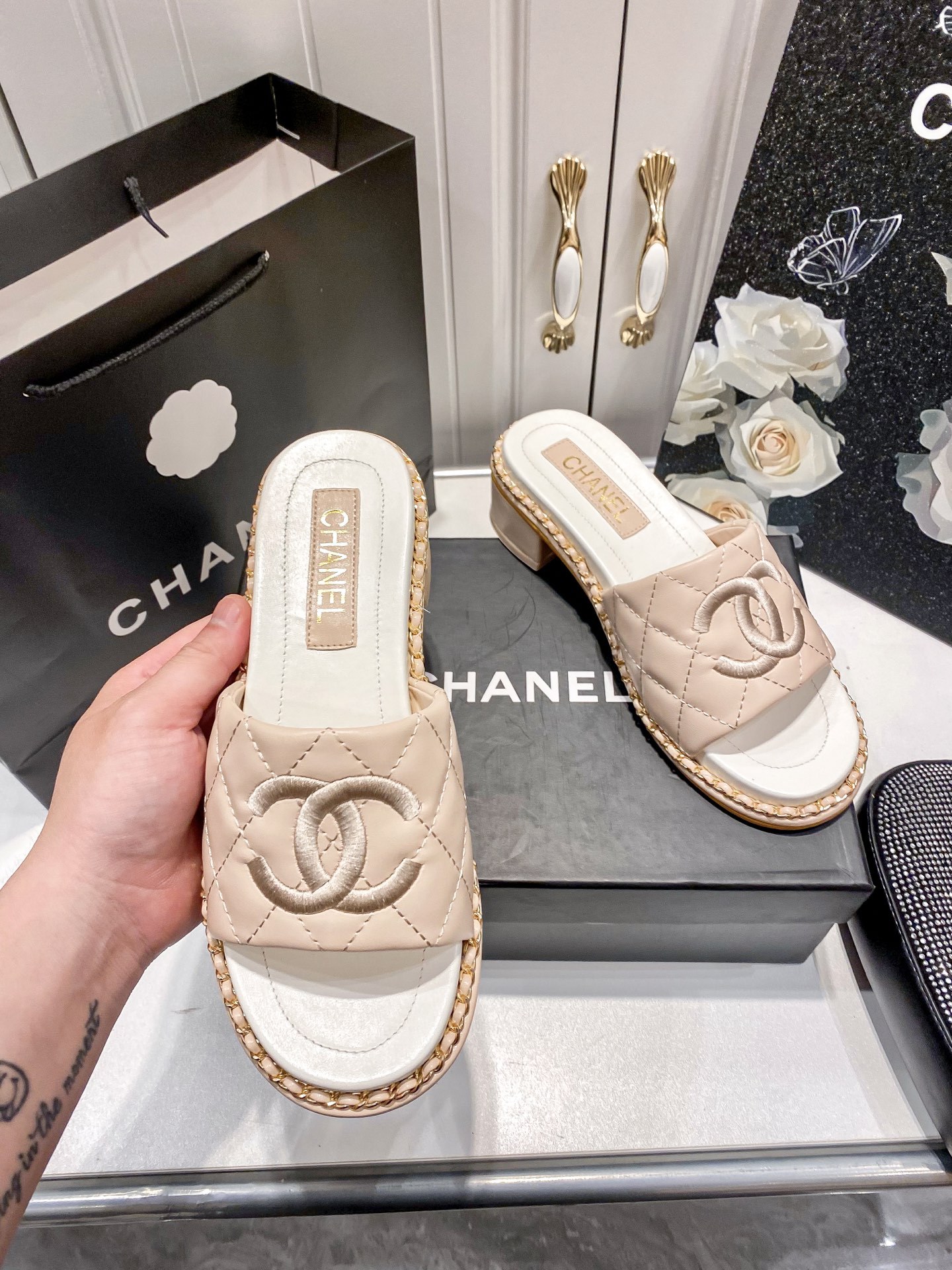 C style Chain block heel slippers