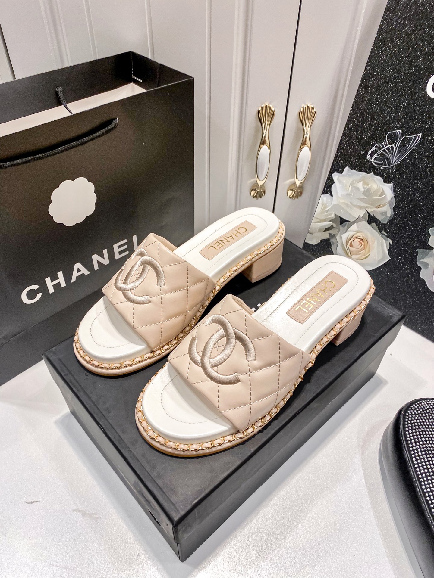 C style Chain block heel slippers