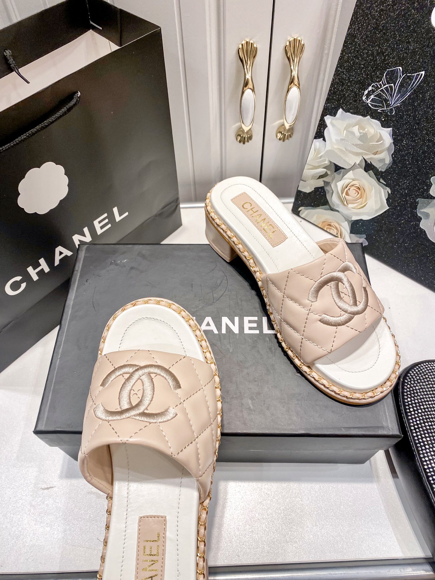 C style Chain block heel slippers