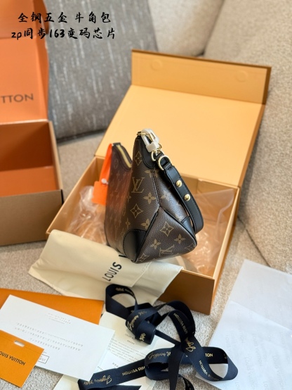 L style Black Horns bag 26*19cm