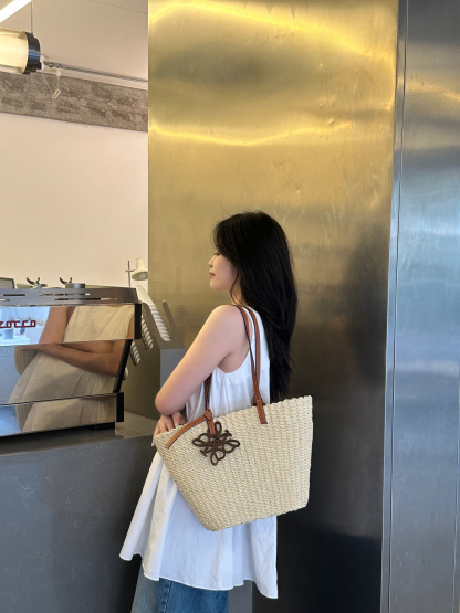 L style Beach style straw bag