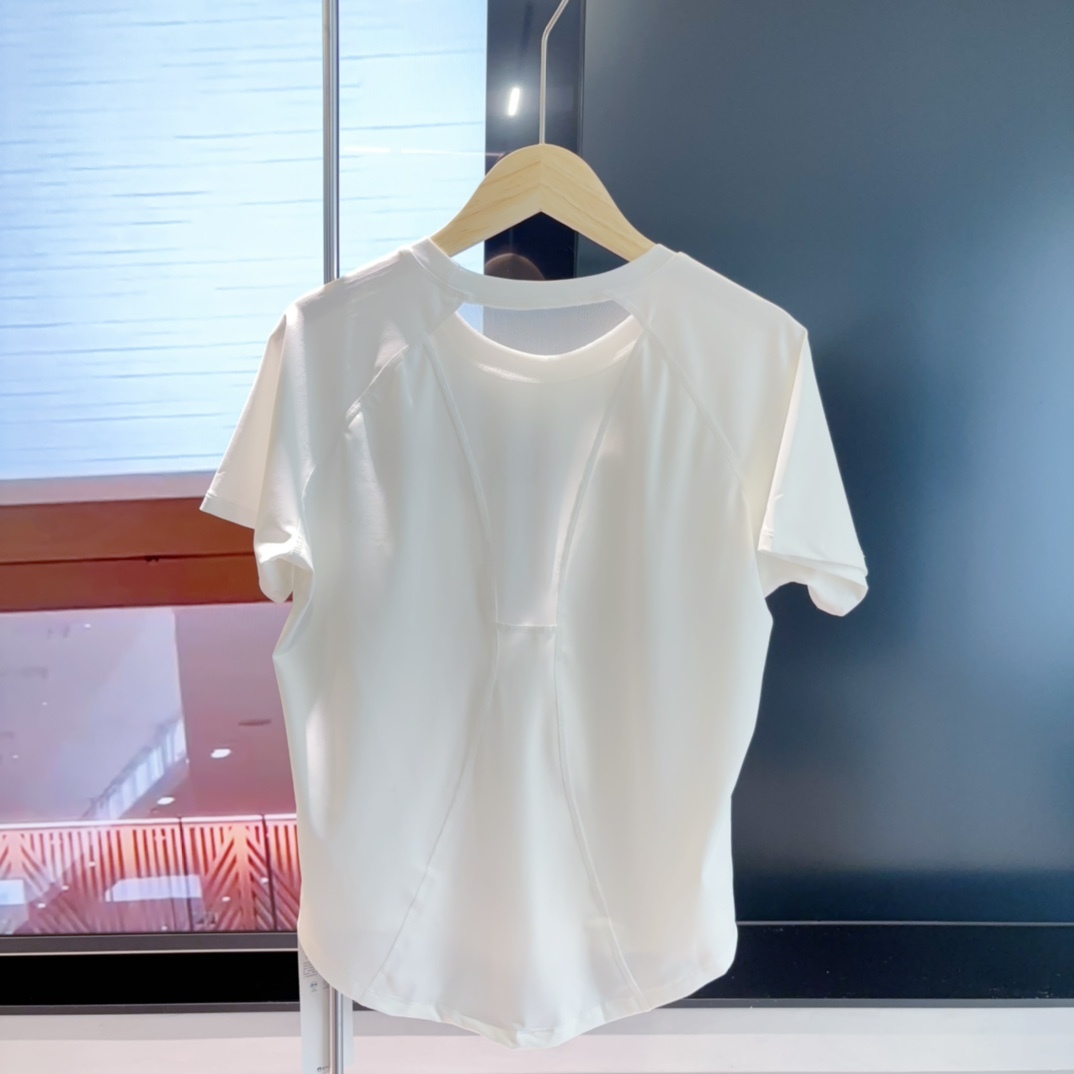 A style spliced ​​breathable sports top