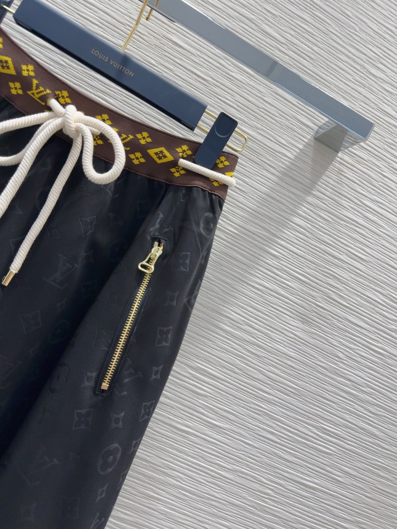 L style Solid color skirt