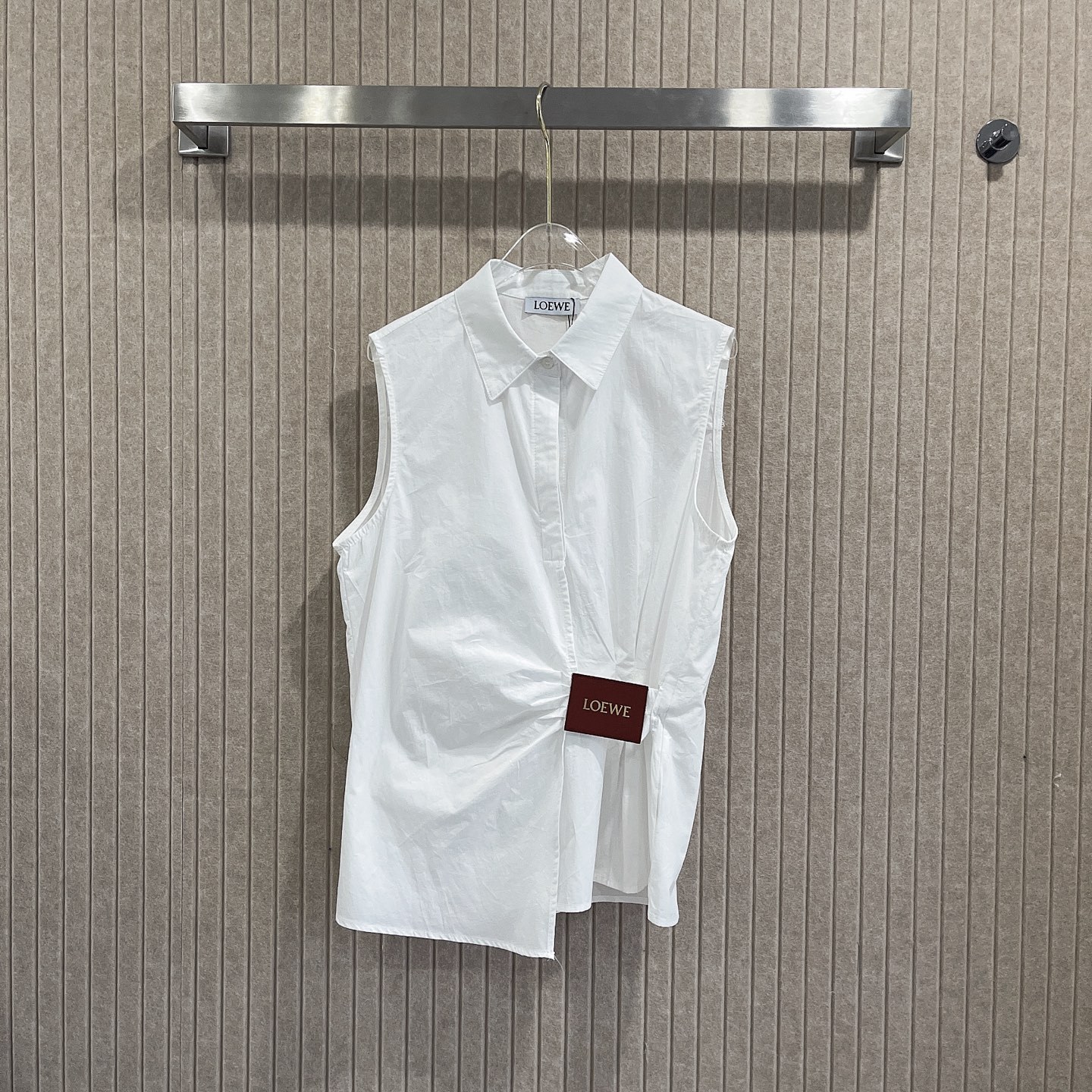 L style Sleeveless shirt with crinkled leather patch and lapel collar