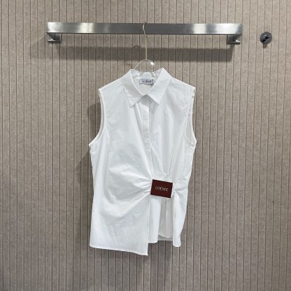 L style Sleeveless shirt with crinkled leather patch and lapel collar