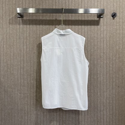 L style Sleeveless shirt with crinkled leather patch and lapel collar