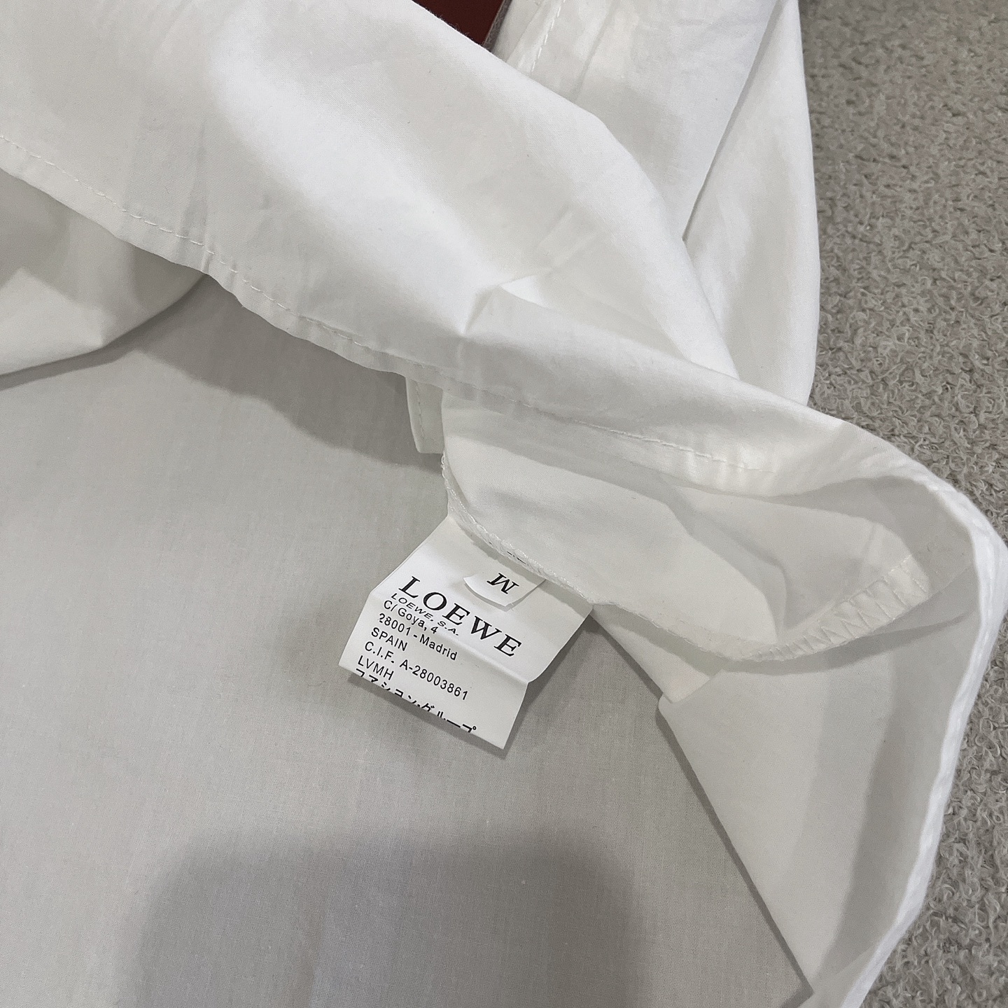 L style Sleeveless shirt with crinkled leather patch and lapel collar