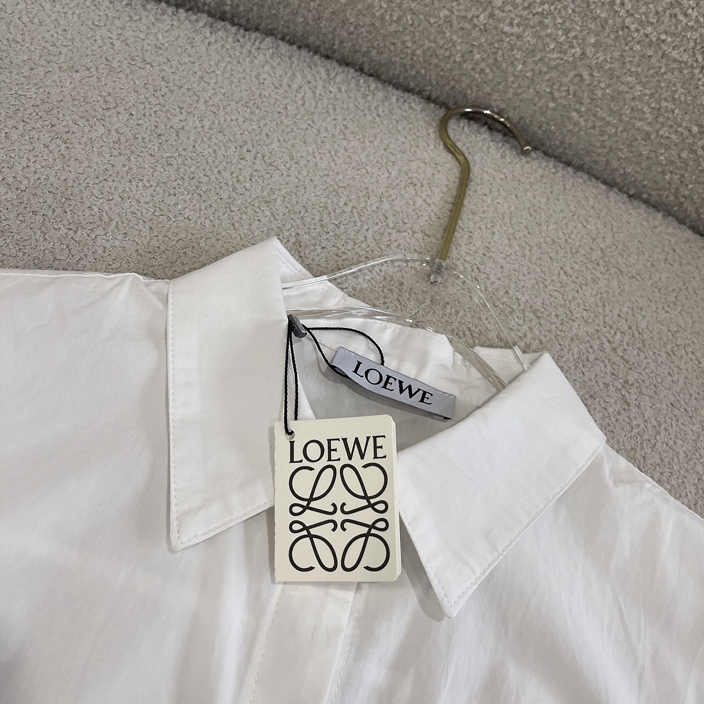 L style Sleeveless shirt with crinkled leather patch and lapel collar