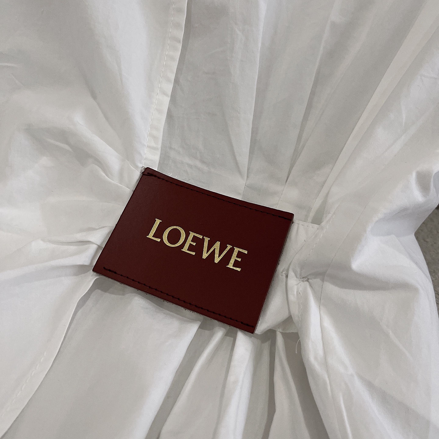 L style Sleeveless shirt with crinkled leather patch and lapel collar