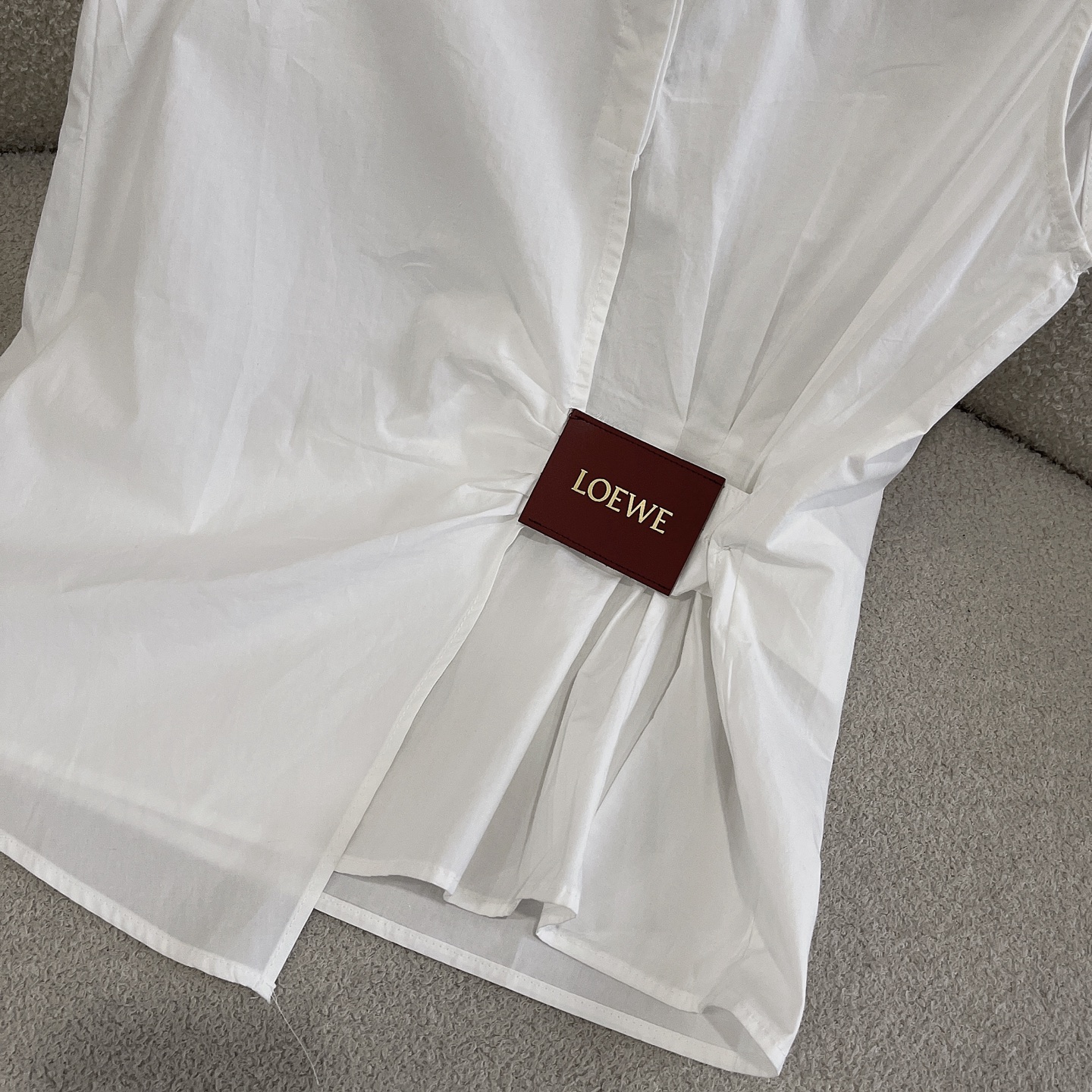 L style Sleeveless shirt with crinkled leather patch and lapel collar