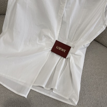 L style Sleeveless shirt with crinkled leather patch and lapel collar