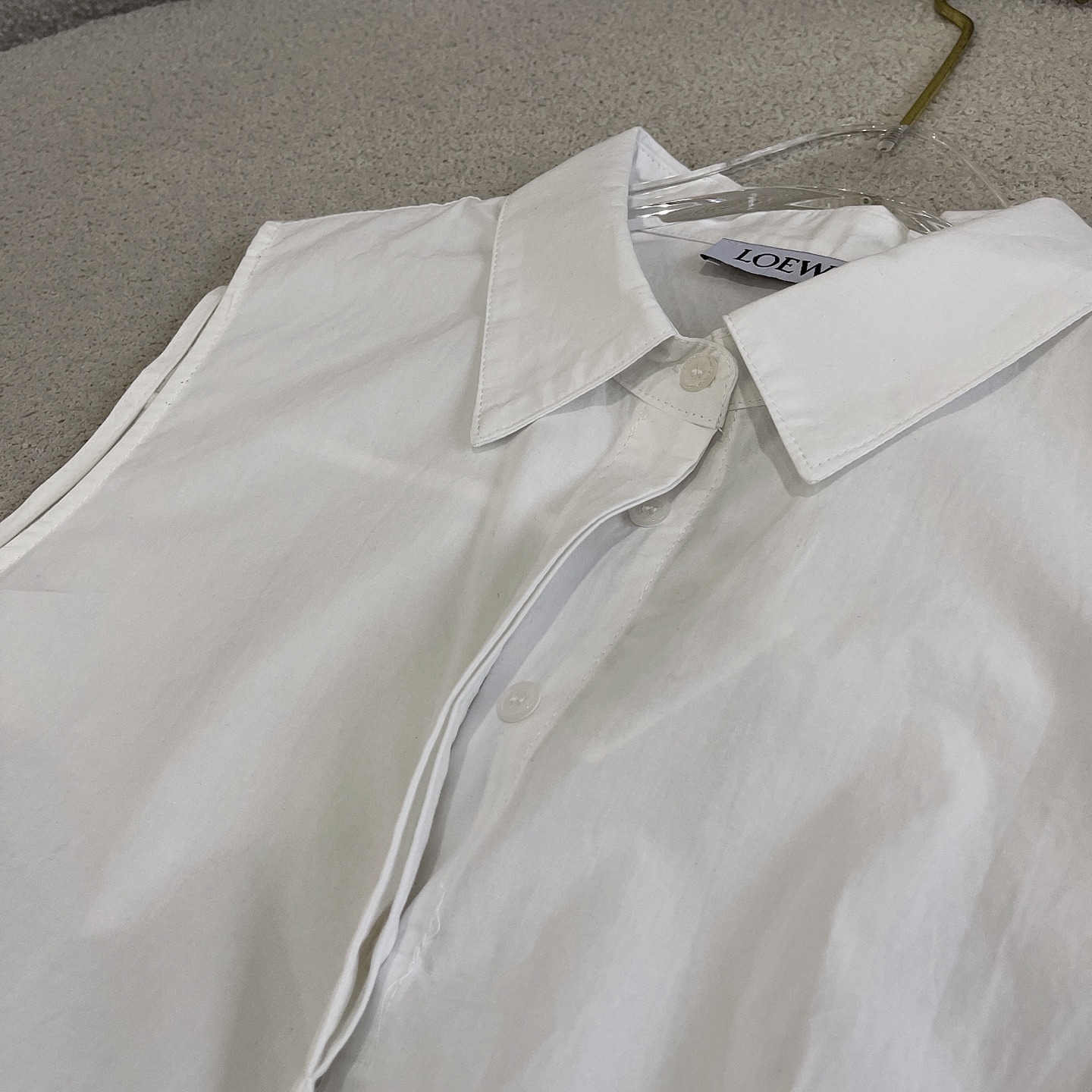 L style Sleeveless shirt with crinkled leather patch and lapel collar