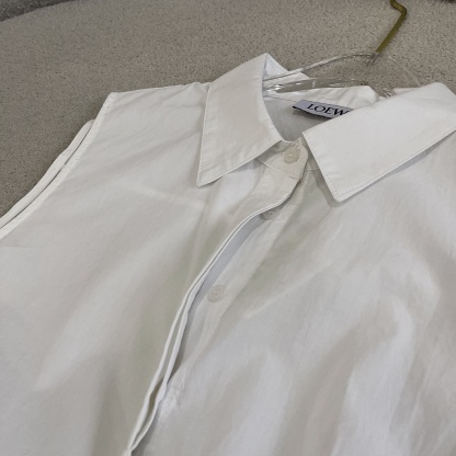 L style Sleeveless shirt with crinkled leather patch and lapel collar